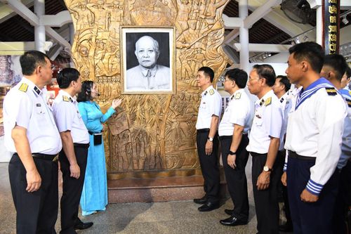 Chính ủy Hải quân dâng hương tưởng niệm Chủ tịch Tôn Đức Thắng