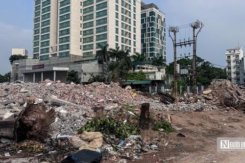 Thi công cầm chừng, đường Đặng Thai Mai trở thành điểm tập kết vật liệu, phế thải