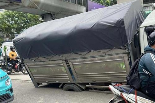Bánh xe tải sụt hố 'hố tử thần' trên đường Nguyễn Trãi, Hà Nội