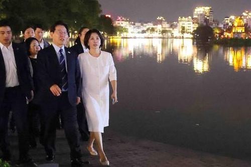 Tổng thống Hàn Quốc và Phu nhân tản bộ, ăn kem, ngắm Hà Nội về đêm
