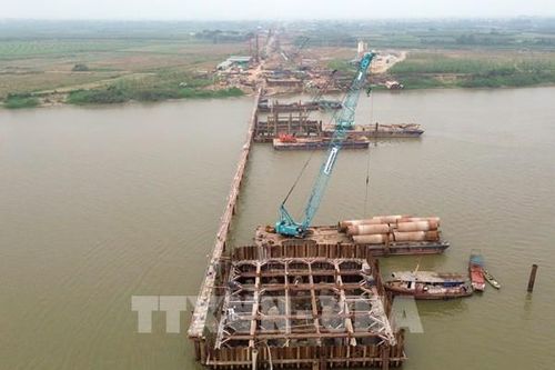Dự án cầu Hồng Hà vượt tiến độ trước mùa lũ 'tiểu mãn' sông Hồng