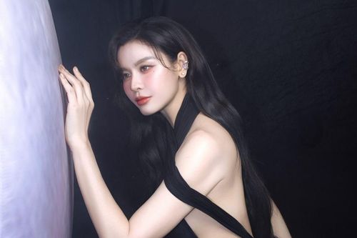 Trương Quỳnh Anh mặc váy dây 'bốc lửa', khoe trọn lưng trần nõn nà quyến rũ