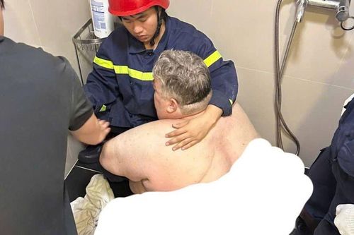 Giải cứu nam du khách nước ngoài mắc kẹt trong phòng vệ sinh do thể trạng quá khổ