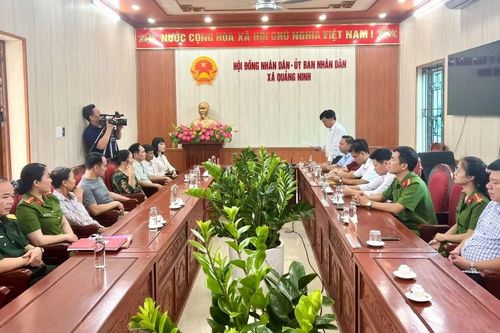 Trao giấy khai sinh cho 'liệt sĩ' trở về sau 45 năm lưu lạc