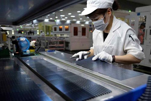 Xuất khẩu thiết bị năng lượng mặt trời Trung Quốc lập kỷ lục do cú sốc giá dầu