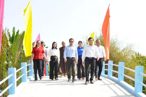 Xây cầu, vun đắp niềm tin