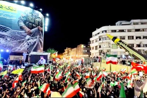 Iran phô diễn sức mạnh quân sự