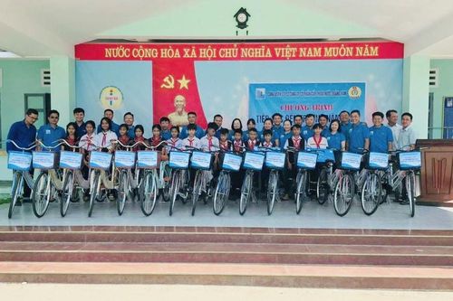 Tiếp sức học trò nghèo đến trường