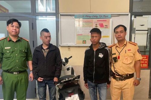 Xử phạt, tịch thu phương tiện thanh niên buông hai tay khi lái xe