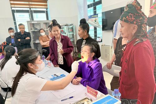 Khám bệnh, cấp phát thuốc miễn phí cho người dân xã Na Sang
