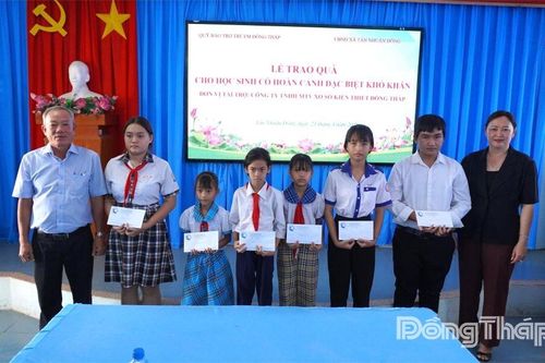 Quỹ Bảo trợ trẻ em tỉnh Đồng Tháp: Trao tiền hỗ trợ cho học sinh có hoàn cảnh khó khăn