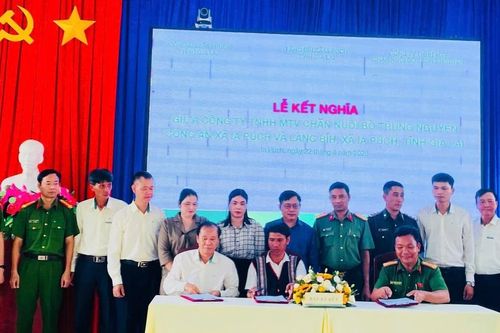 Công ty TNHH MTV Chăn nuôi bò Trung Nguyên và Công an xã Ia Púch kết nghĩa với làng Bỉh