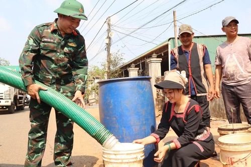 Binh đoàn 15 cấp nước sạch cho người dân vùng khô hạn