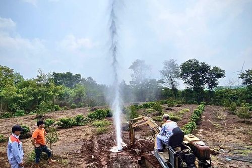 Xã Chư Prông kiểm tra hiện tượng giếng khoan phun cột nước gần 15 m