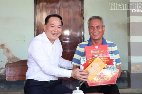 Phó Bí thư Thường trực Tỉnh ủy Hồ Xuân Trường thăm, tặng quà người có công với cách mạng