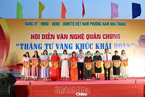 Hơn 1.000 người tham gia Hội diễn văn nghệ 'Tháng Tư vang khúc khải hoàn' của phường Nam Nha Trang