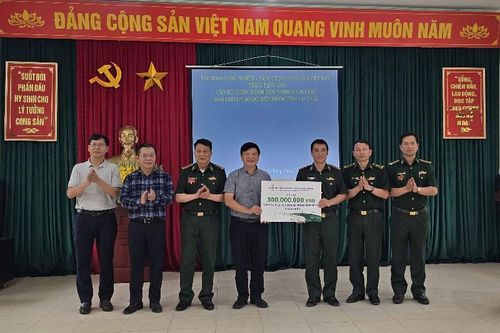 Đoàn công tác của Petrovietnam thăm, tặng quà cán bộ, chiến sĩ Đồn Biên phòng Sin Suối Hồ