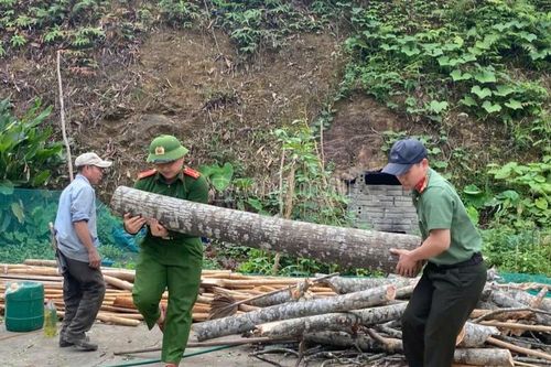 Công an xã Phong Dụ Thượng khẩn trương giúp dân khắc phục hậu quả mưa dông
