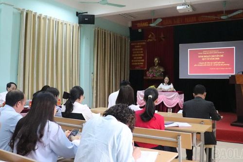 Đồng chí Hoàng Thị Thanh Bình dự sinh hoạt chuyên đề tại Chi bộ Trung tâm Giáo dục nghề nghiệp - Giáo dục thường xuyên Si Ma Cai