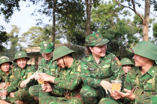 Phụ nữ biên phòng Lâm Đồng động viên chiến sĩ đang huấn luyện ở biên giới
