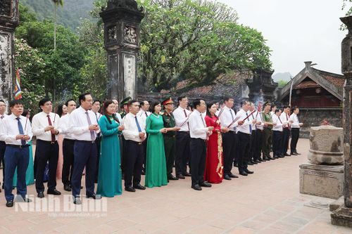 Đoàn đại biểu lãnh đạo tỉnh dâng hương tại Khu Di tích Quốc gia đặc biệt Cố đô Hoa Lư