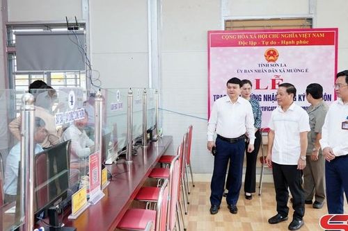 Đồng chí Phó Chủ tịch UBND tỉnh kiểm tra công tác cải cách thủ tục hành chính tại xã Mường É