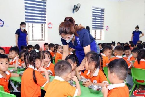 Siết chặt quản lý chất lượng bữa ăn bán trú
