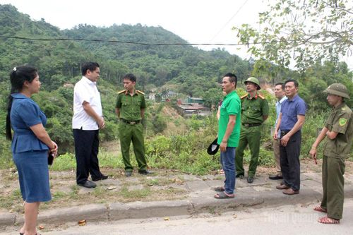 Lãnh đạo phường Hà Giang 2 thăm, động viên nhà trường và gia đình có học sinh mất tích do đuối nước