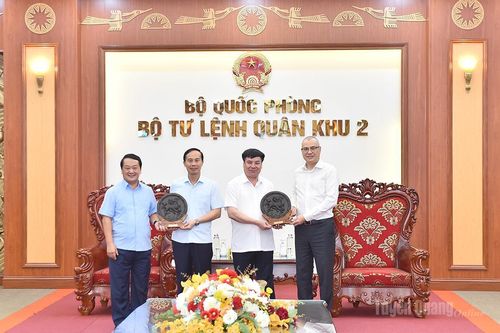Ban Thường vụ Tỉnh ủy 2 tỉnh Tuyên Quang và Phú Thọ làm việc với Bộ Tư lệnh Quân khu 2