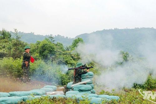 Trung đoàn 750 diễn tập chiến thuật bắn đạn thật cấp trung đội