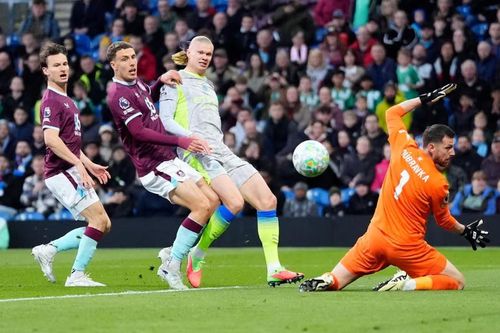 Thắng tối thiểu Burnley, Man City tạm thời vươn lên đầu bảng