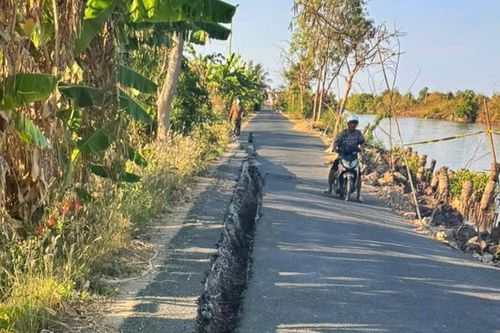 Cà Mau: Sạt lở đất trong đêm, đoạn đường dài 61m bị sụt lún sâu gần 1m