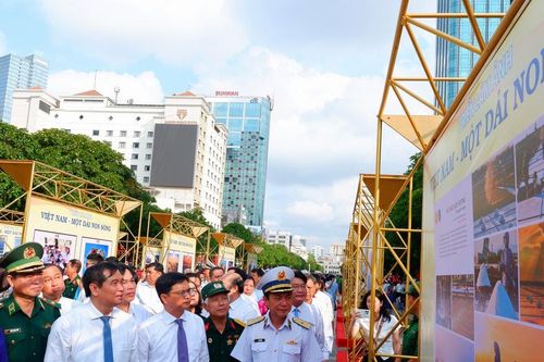 Khai mạc Triển lãm ảnh 'Việt Nam - Một dải non sông' và 'TP. Hồ Chí Minh vang mãi khúc khải hoàn'
