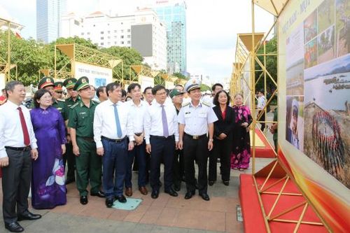 Triển lãm ảnh 'Việt Nam - Một dải non sông' và TP Hồ Chí Minh vang mãi khúc khải hoàn