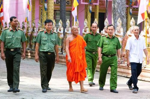 Người có uy tín đồng bào dân tộc Khmer bảo vệ nền tảng tư tưởng của Đảng