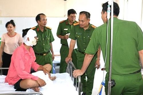 Thăm hỏi, động viên cán bộ, chiến sĩ PCCC bị thương khi làm nhiệm vụ