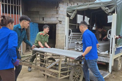 Hỗ trợ người dân khắc phục hậu quả mưa đá, dông lốc tại xã Trùng Khánh