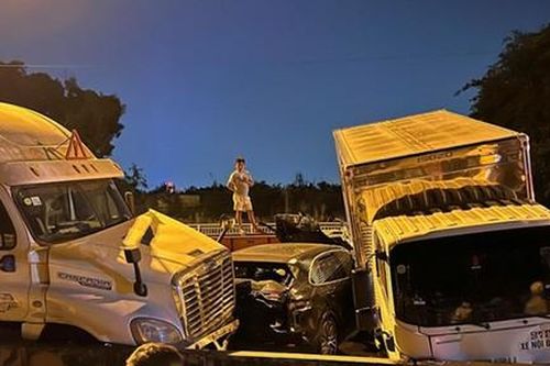 Video tai nạn liên hoàn 6 ôtô khi đổ dốc cầu Phú Mỹ, nhiều xe biến dạng
