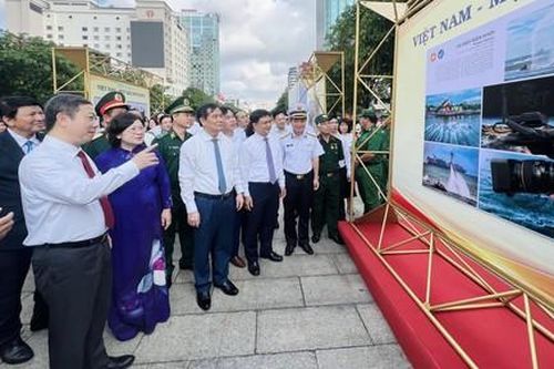 Khai mạc triển lãm ảnh 'Việt Nam - Một dải non sông' và 'TPHCM vang mãi khúc khải hoàn'