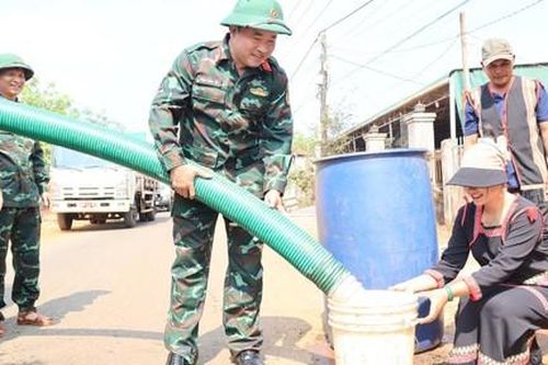Bộ đội chở nước giúp người dân vùng khô hạn