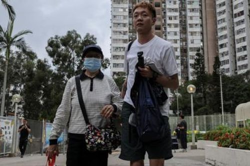 Người dân nghẹn ngào khi trở lại hiện trường vụ cháy 7 tòa nhà chung cư khiến 168 người tử vong ở Hồng Kông