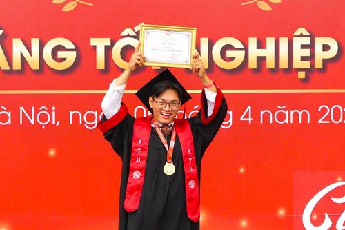 Bảng thành tích dày đặc của nam sinh Ngoại thương vừa tốt nghiệp xuất sắc