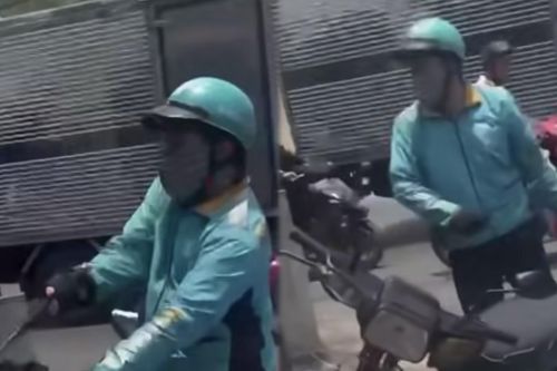 Bắt khẩn cấp tài xế xe ôm công nghệ cầm gậy 3 khúc đánh người