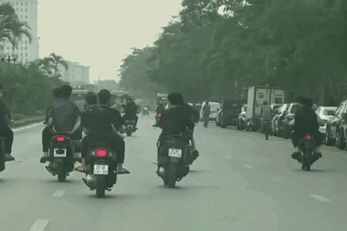Hà Nội: Tóm gọn nhóm 'quái xế' bốc đầu xe máy để quay clip tại phường Phúc Lợi