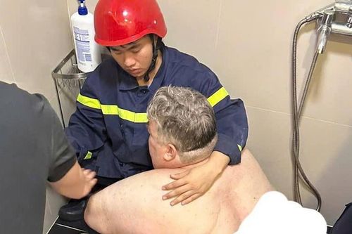 Đà Nẵng: Giải cứu du khách Mỹ nặng gần 300kg mắc kẹt trong nhà vệ sinh