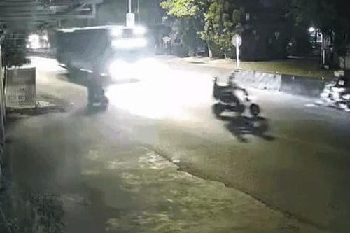 Băng qua đường bất cẩn, hai người suýt gặp nạn trước xe khách
