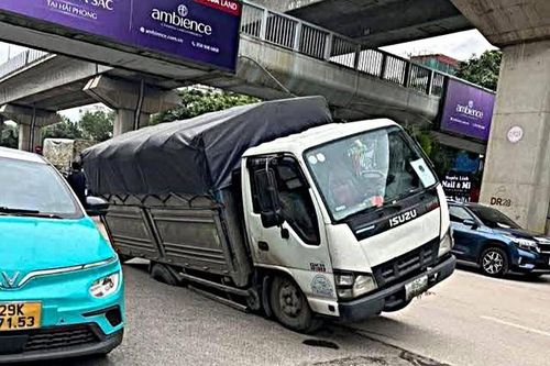 Ô tô tải lại bất ngờ 'lọt hố' giữa đường Nguyễn Trãi