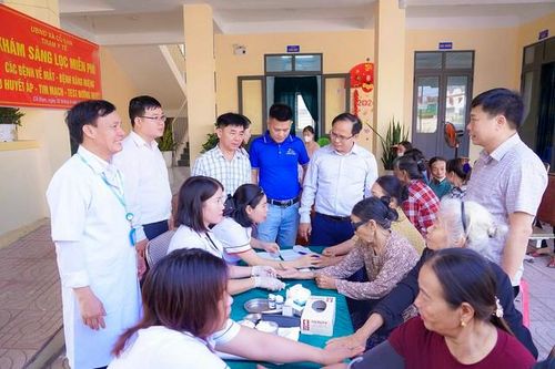Hàng trăm người dân Hà Tĩnh được khám, sàng lọc bệnh miễn phí