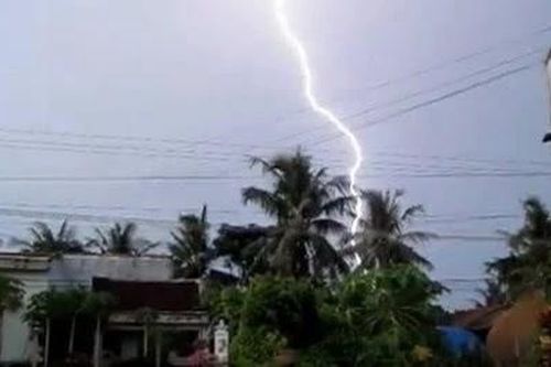Dông lốc, một người bị sét đánh tử vong