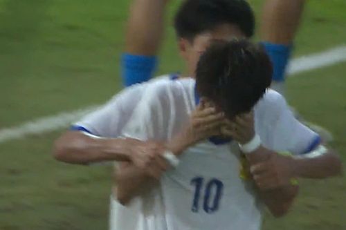 Cầu thủ U17 Lào khóc trong trận thua đậm Australia